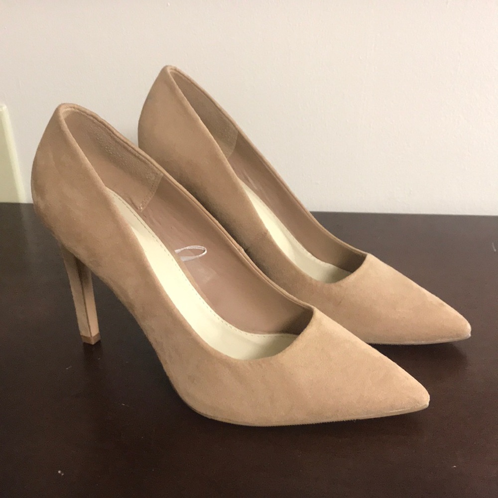 Classic Nude Pumps NWOT